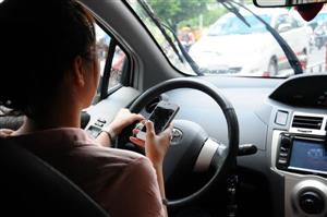 Lái xe ô tô sử dụng điện thoại là nguyên nhân hàng đầu dẫn đến tai nạn giao thông